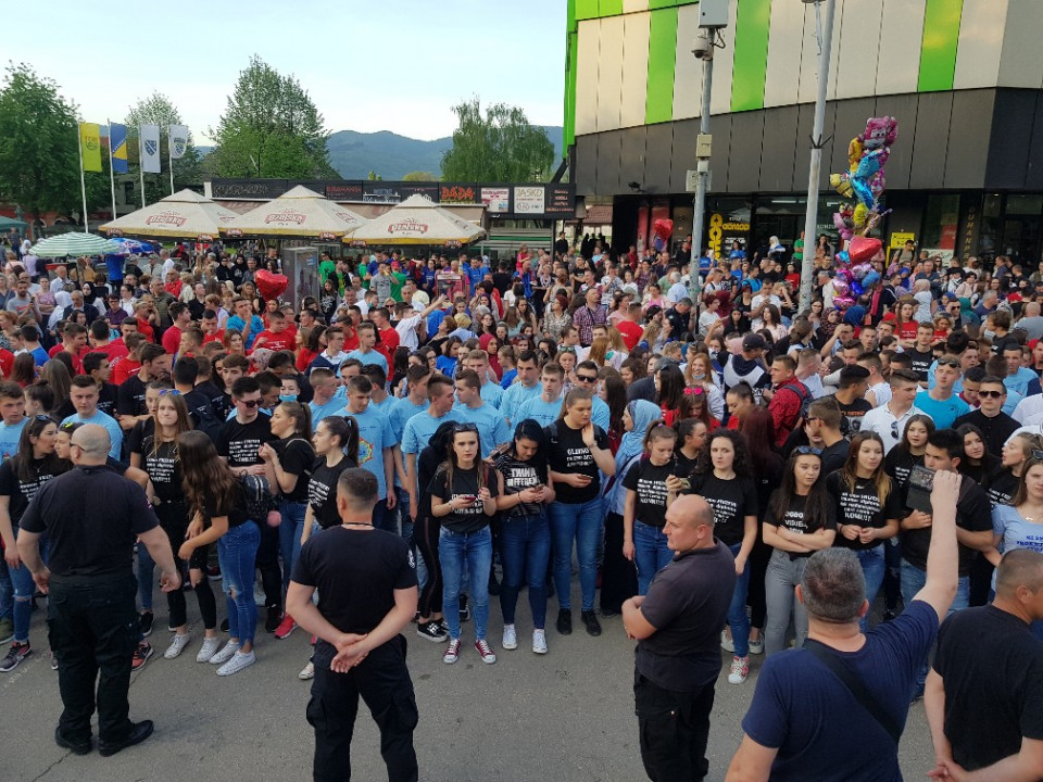 Srednjoškolci koji datiraju srednjim školama